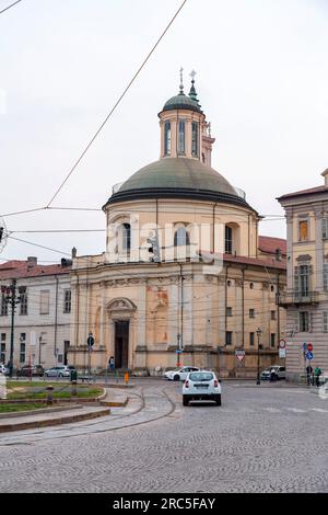 Torino, Italia - 27 marzo 2022: Piazza Carlo Emanuele II è una delle piazze principali nel centro della città sabauda, attraversata da via Maria Vittoria e Foto Stock