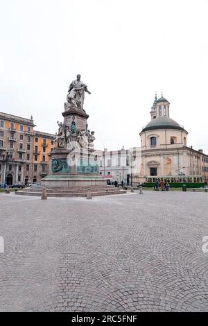 Torino, Italia - 27 marzo 2022: Piazza Carlo Emanuele II è una delle piazze principali nel centro della città sabauda, attraversata da via Maria Vittoria e Foto Stock