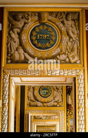 Serie di porte, Reggia di Versailles, Château de Versailles, un'ex residenza reale costruita dal re Luigi XIV a Versailles, Parigi, Francia Foto Stock