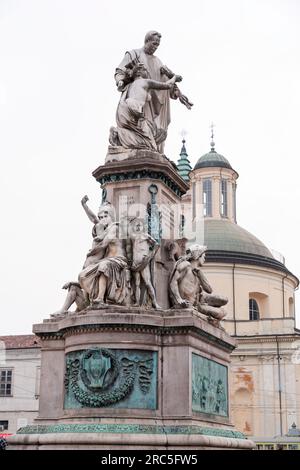 Torino, Italia - 27 marzo 2022: Piazza Carlo Emanuele II è una delle piazze principali nel centro della città sabauda, attraversata da via Maria Vittoria e Foto Stock