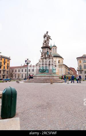 Torino, Italia - 27 marzo 2022: Piazza Carlo Emanuele II è una delle piazze principali nel centro della città sabauda, attraversata da via Maria Vittoria e Foto Stock