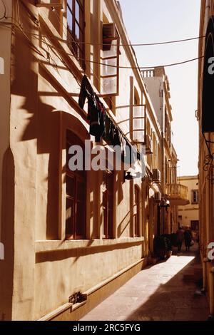 Baku, Azerbaigian - 25 giugno 2023: Una tipica scena a Icheri Sheher, con lavanderia appesa alle finestre degli edifici tradizionali, vista a distanza Foto Stock