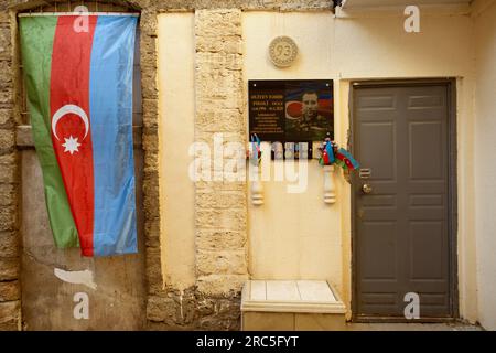 Baku, Azerbaigian - 25 giugno 2023: La casa commemorativa del martire azero, Ferid Aliyev, adornata con la bandiera nazionale e le sue medaglie commemorative Foto Stock