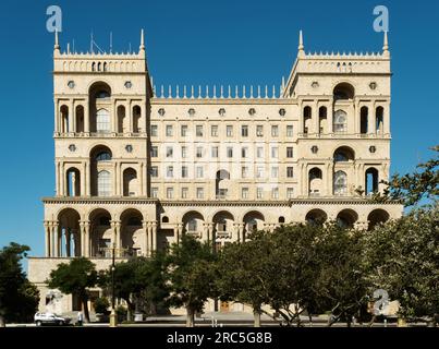 Baku, Azerbaigian - 26 giugno 2023: Una vista mattutina della storica Casa del governo, un notevole punto di riferimento architettonico Foto Stock