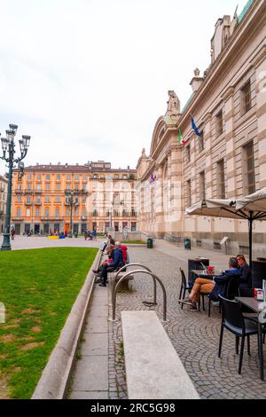 Torino, Italia - 27 marzo 2022: Piazza Carlo Alberto è una delle storiche piazze pedonali del centro di Torino, situata dietro Palazzo Carig Foto Stock