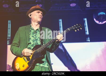 Andrew Innes della band Primal Scream Rock si esibisce al Mad Cool Festival 2023 a Villaverde, Madrid. Foto Stock