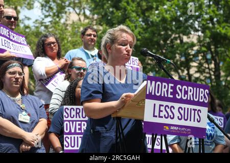 Pittsburgh, Stati Uniti. 12 luglio 2023. Katrina Rectenwald, presidente dell'unione infermieri presso l'Allegheny General Hospital, parla in una conferenza stampa all'Allegheny Commons Park North di Pittsburgh mercoledì 12 luglio 2023. La conferenza stampa si è tenuta come la SEIU Healthcare, l'unione che rappresenta le 1.200 infermiere registrate dell'Allegheny General Hospital, si prepara per le trattative contrattuali. (Foto di Paul Weaver/Sipa USA) credito: SIPA USA/Alamy Live News Foto Stock