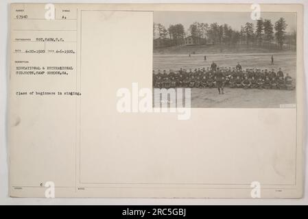 Soldati a Camp Gordon, Georgia, che partecipano a una lezione di canto per principianti per scopi educativi e ricreativi durante la prima guerra mondiale. Foto scattata dal sergente Saum il 6 aprile 1920. US Official, pubblicato CS 467940. Foto Stock