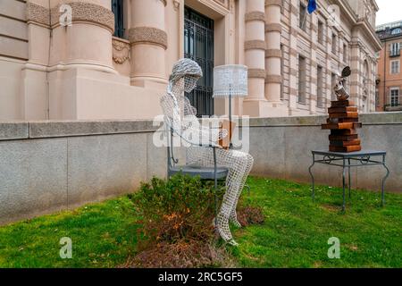 Torino, Italia - 27 marzo 2022: Piazza Carlo Alberto è una delle storiche piazze pedonali del centro di Torino, situata dietro Palazzo Carig Foto Stock