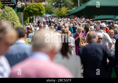 Londra, Regno Unito. 13 luglio 2023. Grandi code in mezzo a una stretta sicurezza all'All England Lawn Tennis Club, Wimbledon durante il tennis. Crediti: Ian Davidson/Alamy Live News Foto Stock