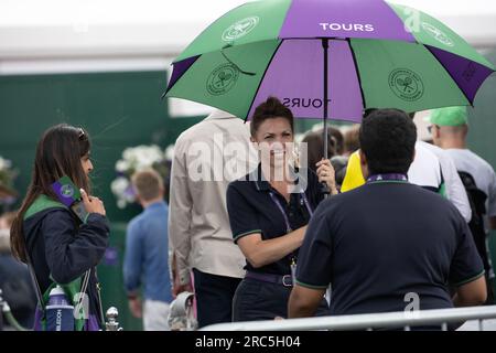 Londra, Regno Unito. 13 luglio 2023. Grandi code in mezzo a una stretta sicurezza all'All England Lawn Tennis Club, Wimbledon durante il tennis. Crediti: Ian Davidson/Alamy Live News Foto Stock