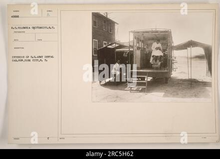 Interni di un'azienda statunitense Macchina dentale dell'esercito a New York, New York. Questa fotografia, numero 46666, è stata scattata da un fotografo della Columbia University. L'auto è attrezzata per fornire servizi odontoiatrici al personale militare. Ci sono tre persone visibili nella foto. Foto Stock