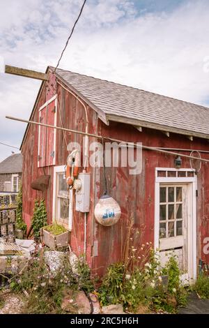 Menemsha, Chilmark, Martha's Vineyard, Massachusetts, US-luglio 26, 2022: Pittoresco edificio rustico di color grigio argilloso in un caratteristico villaggio di pescatori. Foto Stock