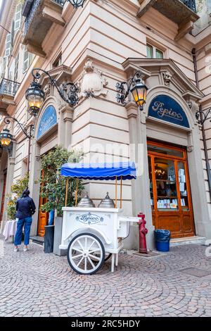 Torino, Italia - 27 marzo 2022: Pepino è un'antica gelateria tradizionale in Piazza Carlo Alberto, nel centro di Torino. Foto Stock