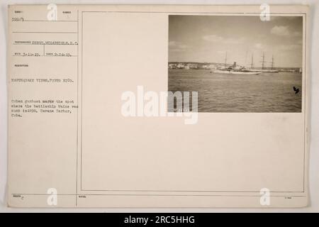 Didascalia: "Cannoniera cubana che segna il punto in cui la corazzata Maine è stata affondata nel 1898 a Havana Harbor, Cuba. Questa foto è stata scattata il 24 febbraio 1919 dal fotografo Serct McCarrigle. Fonte immagine: Sumber Rico. [Nota: Oggetto 39947 nella collezione]" Foto Stock