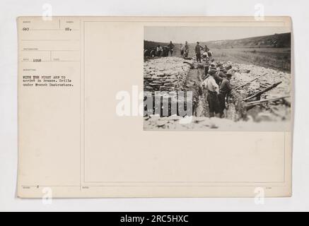 Soldati americani in Francia che partecipano a esercitazioni di trincea sotto l'istruzione di istruttori francesi. Questa foto è stata scattata nel 1918, durante la prima guerra mondiale I soldati vengono mostrati mentre praticano in un campo di allenamento appositamente progettato per le trincee. Rappresenta i primi arrivi delle American Expeditionary Forces (AEP) in Francia. Foto Stock