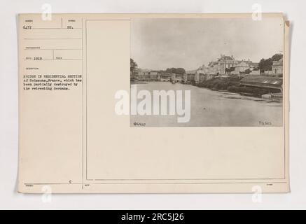 Parziale distruzione del ponte Anglais, un ponte nella sezione residenziale di Soissons, in Francia, causata dalle forze tedesche in ritirata durante la prima guerra mondiale. La fotografia è stata scattata nel 1919 e rilasciata con il simbolo 111-SC-6437. Il fotografo viene identificato come ROSSO. Foto Stock