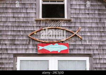 Menemsha, Chilmark, Martha's Vineyard, Massachusetts, US-luglio 26, 2022: Pittoresco edificio rustico in grigio grigio arroccato in un caratteristico villaggio di pescatori con Foto Stock