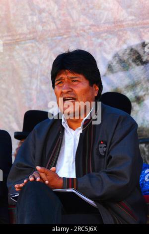 LA PAZ, BOLIVIA, 14 gennaio. il presidente boliviano Evo Morales Ayma (ex coltivatore di coca e leader sindacale) indossa una giacca con un distintivo di che Guevara mentre partecipa a un evento per celebrare la riunificazione della Bolivia alla Convenzione unica delle Nazioni Unite sugli stupefacenti del 1961. Foto Stock