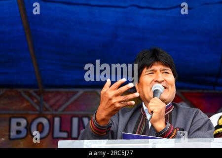 LA PAZ, BOLIVIA, 14 gennaio. il presidente boliviano Evo Morales Ayma (ex coltivatore di coca e leader sindacale) tiene un discorso mentre partecipa a un evento per celebrare il ritorno della Bolivia alla Convenzione unica delle Nazioni Unite sugli stupefacenti del 1961. La Bolivia si ritirò formalmente dalla Convenzione nel 2011 e aveva fatto campagna per la rimozione di clausole che vietavano l'uso tradizionale della foglia di coca. Entro la scadenza dell'11 gennaio 2013 solo 15 paesi (meno dei 62 richiesti per bloccare la proposta) avevano presentato un'obiezione alla ricongiungimento della Bolivia alla Convenzione con deroghe speciali. Foto Stock