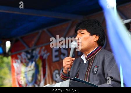 LA PAZ, BOLIVIA, 14 gennaio. il presidente boliviano Evo Morales Ayma (ex coltivatore di coca e leader sindacale) tiene un discorso mentre partecipa a un evento per celebrare il ritorno della Bolivia alla Convenzione unica delle Nazioni Unite sugli stupefacenti del 1961. La Bolivia si ritirò formalmente dalla Convenzione nel 2011 e aveva fatto campagna per la rimozione di clausole che vietavano l'uso tradizionale della foglia di coca. Entro la scadenza dell'11 gennaio 2013 solo 15 paesi (meno dei 62 richiesti per bloccare la proposta) avevano presentato un'obiezione alla ricongiungimento della Bolivia alla Convenzione con deroghe speciali. Foto Stock