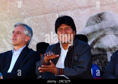 LA PAZ, BOLIVIA, 14 gennaio. Il vice presidente boliviano Alvaro Garcia Linera (L) e il presidente Evo Morales Ayma (ex coltivatore di coca e leader sindacale, centro) partecipano a un evento per celebrare la riunificazione della Bolivia alla Convenzione unica delle Nazioni Unite sugli stupefacenti del 1961. La Bolivia si ritirò formalmente dalla Convenzione nel 2011 e aveva fatto campagna per la rimozione di clausole che vietavano l'uso tradizionale della foglia di coca. Entro la scadenza dell'11 gennaio 2013 solo 15 paesi (meno dei 62 richiesti per bloccare la proposta) avevano registrato obiezioni alla ricongiungimento della Bolivia con deroghe speciali. Foto Stock