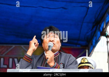 LA PAZ, BOLIVIA, 14 gennaio. il presidente boliviano Evo Morales Ayma (ex coltivatore di coca e leader sindacale) tiene un discorso mentre partecipa a un evento per celebrare il ritorno della Bolivia alla Convenzione unica delle Nazioni Unite sugli stupefacenti del 1961. La Bolivia si ritirò formalmente dalla Convenzione nel 2011 e aveva fatto campagna per la rimozione di clausole che vietavano l'uso tradizionale della foglia di coca. Entro la scadenza dell'11 gennaio 2013 solo 15 paesi (meno dei 62 richiesti per bloccare la proposta) avevano presentato un'obiezione alla ricongiungimento della Bolivia alla Convenzione con deroghe speciali. Foto Stock