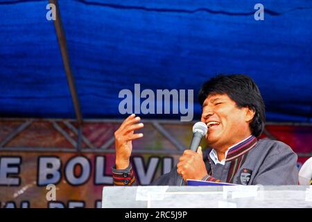 LA PAZ, BOLIVIA, 14 gennaio. il presidente boliviano Evo Morales Ayma (ex coltivatore di coca e leader sindacale) tiene un discorso mentre partecipa a un evento per celebrare il ritorno della Bolivia alla Convenzione unica delle Nazioni Unite sugli stupefacenti del 1961. La Bolivia si ritirò formalmente dalla Convenzione nel 2011 e aveva fatto campagna per la rimozione di clausole che vietavano l'uso tradizionale della foglia di coca. Entro la scadenza dell'11 gennaio 2013 solo 15 paesi (meno dei 62 richiesti per bloccare la proposta) avevano presentato un'obiezione alla ricongiungimento della Bolivia alla Convenzione con deroghe speciali. Foto Stock