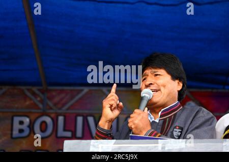 LA PAZ, BOLIVIA, 14 gennaio. il presidente boliviano Evo Morales Ayma (ex coltivatore di coca e leader sindacale) tiene un discorso mentre partecipa a un evento per celebrare il ritorno della Bolivia alla Convenzione unica delle Nazioni Unite sugli stupefacenti del 1961. La Bolivia si ritirò formalmente dalla Convenzione nel 2011 e aveva fatto campagna per la rimozione di clausole che vietavano l'uso tradizionale della foglia di coca. Entro la scadenza dell'11 gennaio 2013 solo 15 paesi (meno dei 62 richiesti per bloccare la proposta) avevano presentato un'obiezione alla ricongiungimento della Bolivia alla Convenzione con deroghe speciali. Foto Stock