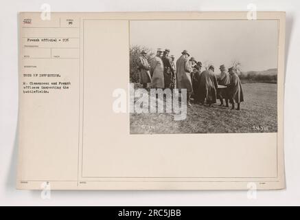 Il primo ministro francese, M. Clemenceau, e gli ufficiali francesi che conducono una visita di ispezione. Si vedono ispezionare i campi di battaglia durante la prima guerra mondiale. Questa fotografia, numerata 7886, è stata scattata da un fotografo ufficiale francese. Fa parte di una serie che documenta le attività militari americane durante la guerra. Foto Stock