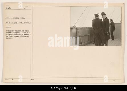 Didascalia: Il presidente Wilson e il contrammiraglio Grayson a bordo della U.S.S. George Washington durante il loro viaggio alla Conferenza di pace a Parigi, in Francia. Questa fotografia è stata scattata nel dicembre 1918 ed è etichettata come numero 63460 nella collezione, con ulteriori note che indicano che appartiene alla collezione Signal Corps. Foto Stock