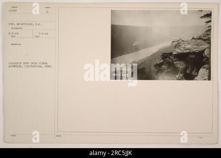 "Una vista di Moccasin Bend da Signal Mountain, Chattanooga, Tenn. La foto è stata scattata il 5 maggio 1919 dal sergente McGarrigle, S.C. Questo colpo aereo è stato catturato il 3 maggio 1919 e fa parte della documentazione delle attività militari americane durante la prima guerra mondiale." Foto Stock