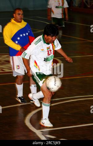 LA PAZ, BOLIVIA, 30 ottobre 2012. il presidente boliviano Evo Morales corre con il pallone mentre gioca per la sua squadra presidenziale contro una squadra dell'Ambasciata del Venezuela in un torneo futsal a la Paz. Foto Stock