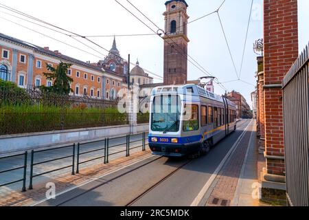 Torino, Italia - 27 marzo 2022: Tram elettrico numero 16 che trasporta passeggeri nel centro storico di Torino, Piemonte, Italia. Foto Stock