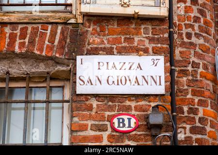 Torino, Italia - 27 marzo 2022: Piazza San Giovanni è una piazza storica nel cuore del centro storico di Torino che ospita la Cattedrale, dedicata a Foto Stock