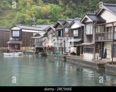 Il ine è riconosciuto come uno dei più bei villaggi del Giappone con la sua funaya in legno o case per barche raggruppate intorno alla baia che forniscono casa e rifugio per barche. Foto Stock