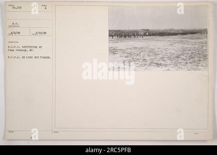 In questa foto, i membri del Reserve Officer Training Corps (R.O.T.C.) a Camp Jackson, S.C. sono visti in fila per una parata durante le attività del programma R.O.T.C.. La foto è stata scattata dal fotografo RA/2/20 il 16 luglio 1920. Foto Stock