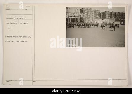Truppa 'A', 11th Cavalry che partecipa alla Victory Parade a New York, NY. L'immagine fu scattata il 3 maggio 1919 dal tenente Lyon. La truppa "A" era di stanza a New York durante la prima guerra mondiale. Questa fotografia è il numero 47970 della collezione. Foto Stock