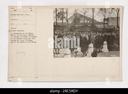 In questa foto è stato scattato un ingresso di sentinella vicino a Berry-au-Bac sul fiume Aisne. La fotografia rientra nella collezione di fotografie delle attività militari americane durante la prima guerra mondiale. È etichettato come 111-SC-1990. La didascalia include anche il coinvolgimento del FUNZIONARIO FRANCESE MUNDER 1990, che potrebbe aver fornito le informazioni sulla fotografia. La descrizione menziona un cimitero francese chiamato Chelons sur Marne, dove si celebra il giorno di Ognissanti in memoria degli eroi francesi caduti dall'assedio di Verdun e dalla battaglia della Marna. La NOTA FO indica che Foto Stock