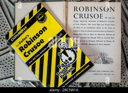 Edizione 1946 del romanzo classico "Robinson Crusoe" e guida allo studio CliffsNotes del 2004, USA Foto Stock