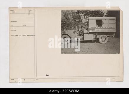 "Ambulanza della Croce Rossa americana in Francia durante la prima guerra mondiale. L'ambulanza, contrassegnata come 824, è vista parcheggiata fuori da un edificio. Il simbolo della Croce Rossa americana è esposto in modo prominente sul veicolo. Questa ambulanza appartiene alla 342nd Motor Ambulance Company, parte della 50th Sanitary Train Division." Foto Stock