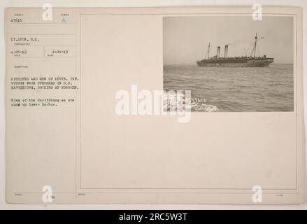 Ufficiali e uomini del 165th Infantry di ritorno dall'estero sulla S.S. Harrisburg, attracco a Hoboken. La fotografia, scattata il 21 aprile 1919, mostra l'Harrisburg mentre arrivava nel porto inferiore. La foto è stata scattata dal tenente Lyon, S.C., e ha il numero di emissione 47615. Foto Stock