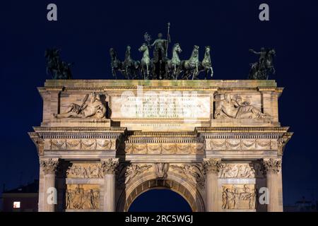 Milano, Italia - 1 aprile 2022: Porta Sempione è una porta della città di Milano. La porta è segnata da un arco trionfale simbolo chiamato Arco della Pace, l'Arco di Foto Stock