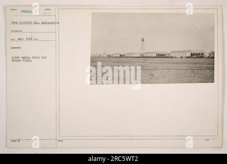 Soldati che partecipano alla prima giornata annuale del campo a Eberts Field. L'evento si è svolto nel marzo 1919 ed è stato organizzato dal dipartimento aeronautico militare. La fotografia cattura le attività e il cameratismo tra i militari durante l'evento. Foto Stock