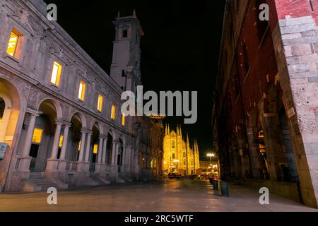 Milano, Italia - 1 aprile 2022: Il Palazzo dei Giureconsulti o Palazzo affari ai Giureconsulti è un edificio del XVI secolo di Milano, Italia. Si trova Foto Stock