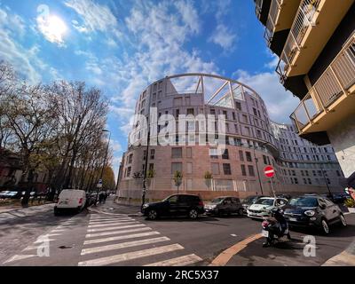 Milano, Italia - marzo 31: Edifici italiani moderni e vista sulla strada a Milano, la capitale lombarda, regione d'Italia. Foto Stock