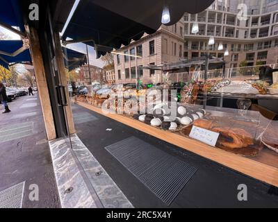 Milano, Italia - 31 marzo 2022: Panetteria tradizionale italiana e spuntini esposti in una vetrina di un caffè a Milano, Italia. Foto Stock