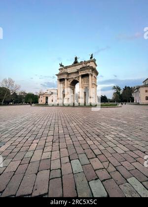 Milano, Italia - marzo 31 2022: Porta Sempione è una porta della città di Milano. La porta è segnata da un arco trionfale di riferimento chiamato Arco della Pace, l'Arco Foto Stock