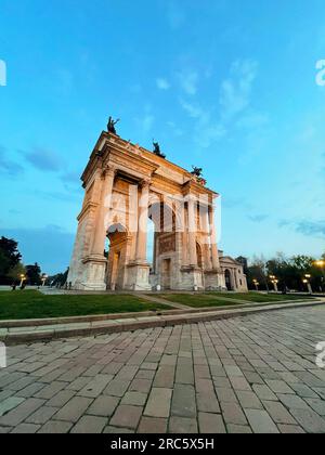 Milano, Italia - marzo 31 2022: Porta Sempione è una porta della città di Milano. La porta è segnata da un arco trionfale di riferimento chiamato Arco della Pace, l'Arco Foto Stock