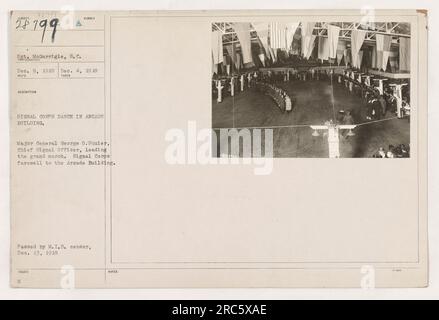 Il maggiore generale George O. Squier, Chief Signal Officer, guida la grande marcia durante un ballo del Signal Corps nell'Arcade Building. Questo evento ebbe luogo il 9 dicembre 1918 e fu un addio all'Arcade Building. La fotografia è stata approvata dal censore del M.I.D. e pubblicata con note pertinenti il 13 dicembre 1918." Foto Stock